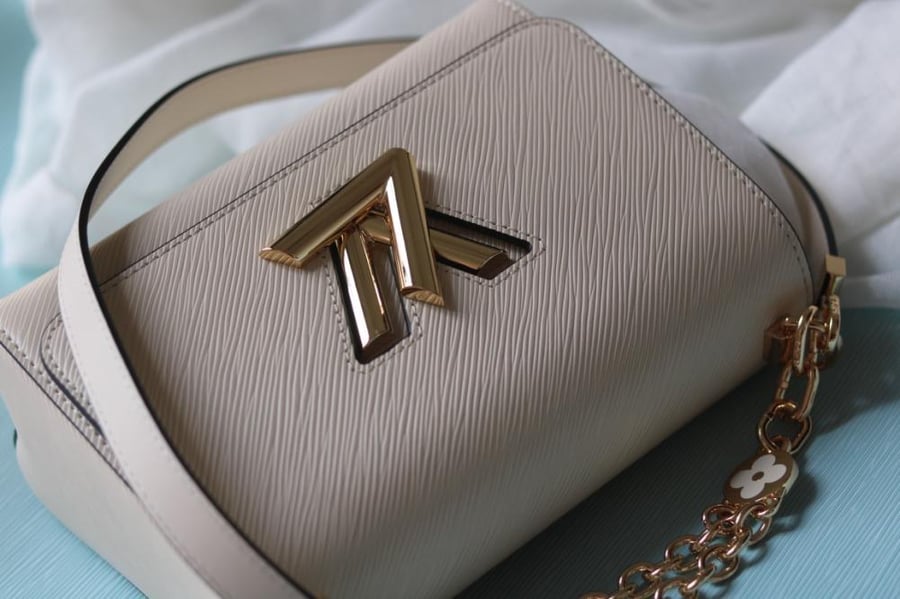 LV Twist Monogram Chain 23cm