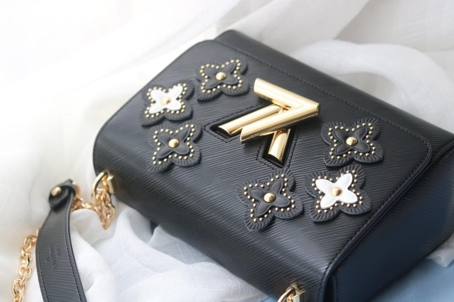 LV Twist Embellished 23cm