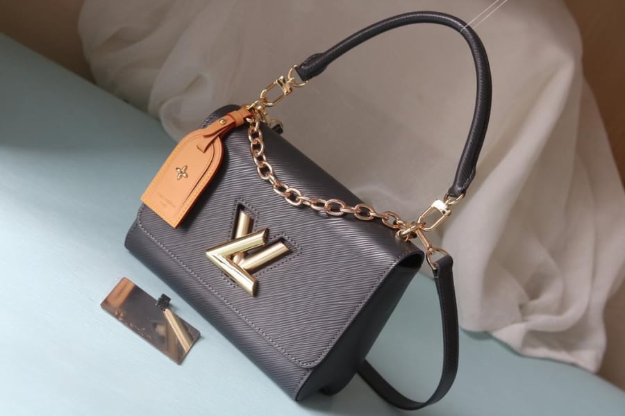 LV Twist with Luggage Tag 23cm