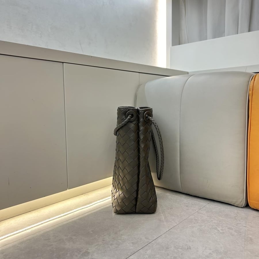 Bottega Veneta Andiamo New Bucket Bag 21cm