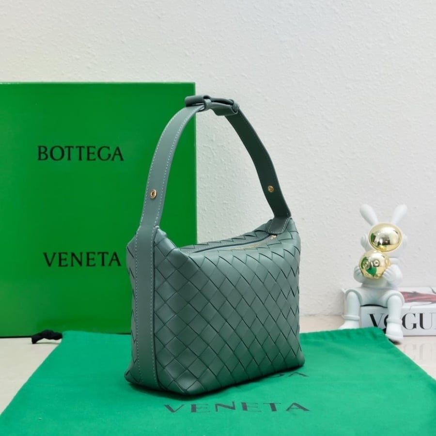 BV Wallace Shoulder Bag 22cm