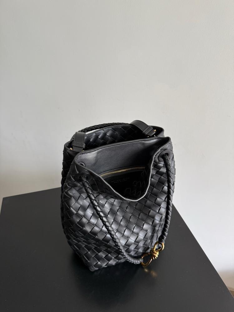 Bottega Veneta Andiamo Woven Bucket Bag 18.5cm