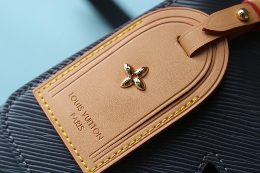 LV Twist with Luggage Tag 23cm