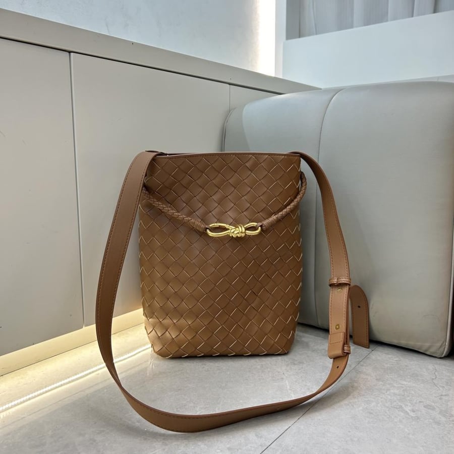 Bottega Veneta Andiamo New Bucket Bag 21cm