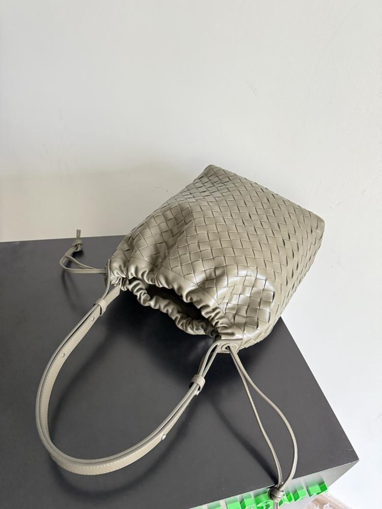 BV Biblioteca Bucket Bag 24cm