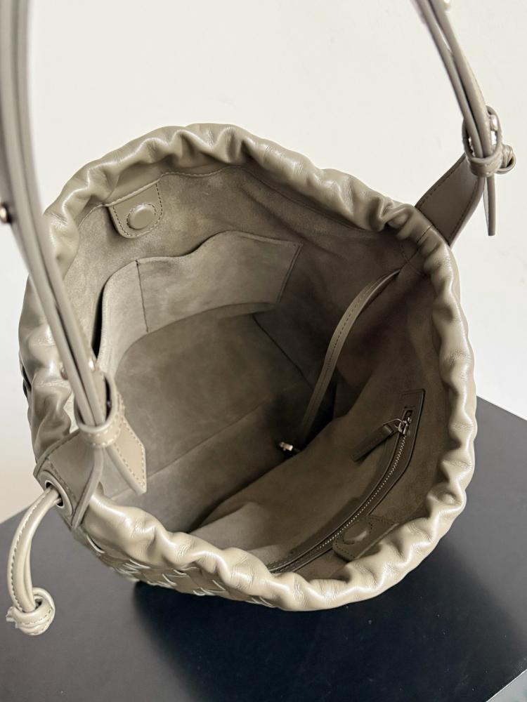 BV Biblioteca Bucket Bag 24cm