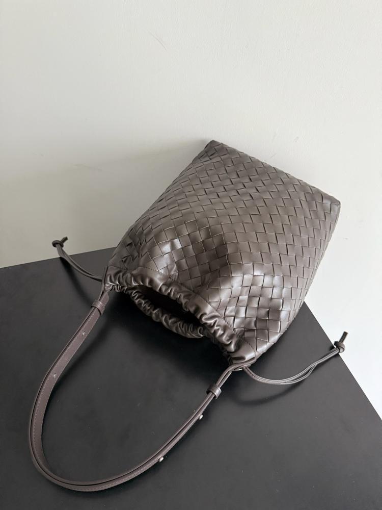 BV Biblioteca Bucket Bag 24cm