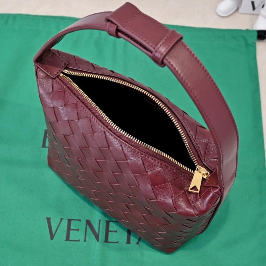 BV Wallace Shoulder Bag 22cm