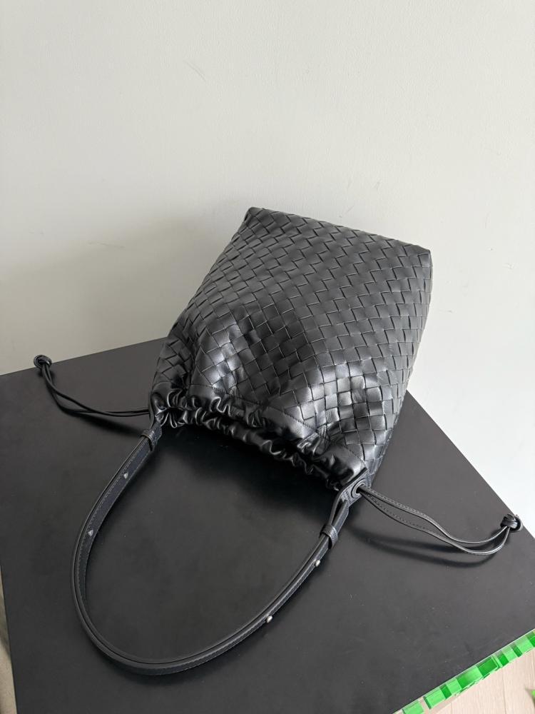 BV Biblioteca Bucket Bag 24cm