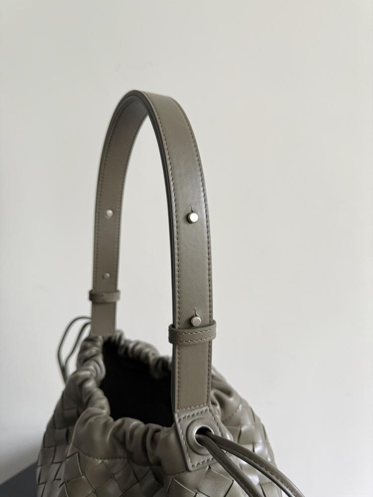 BV Biblioteca Bucket Bag 24cm
