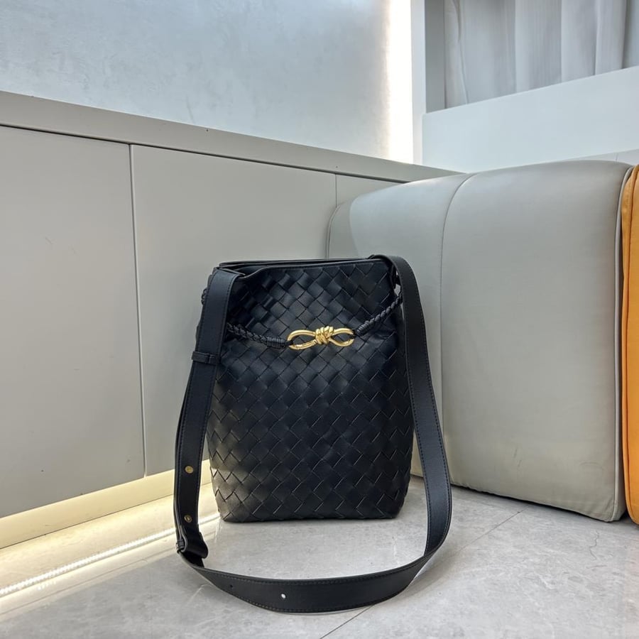 Bottega Veneta Andiamo New Bucket Bag 21cm