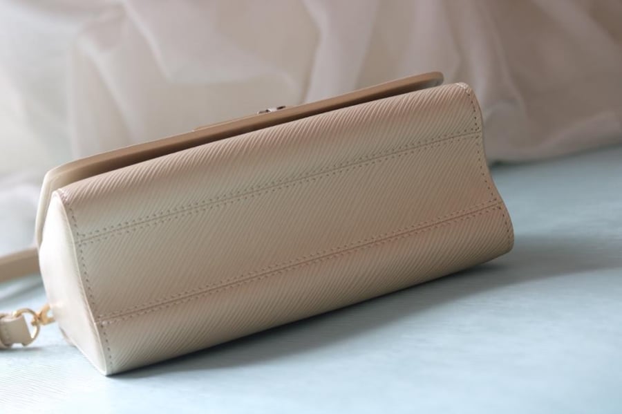 LV Twist Monogram Chain 23cm