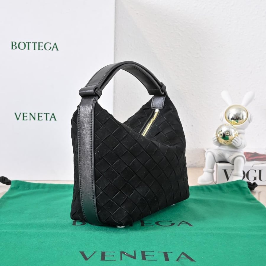 BV Wallace Shoulder Bag 22cm