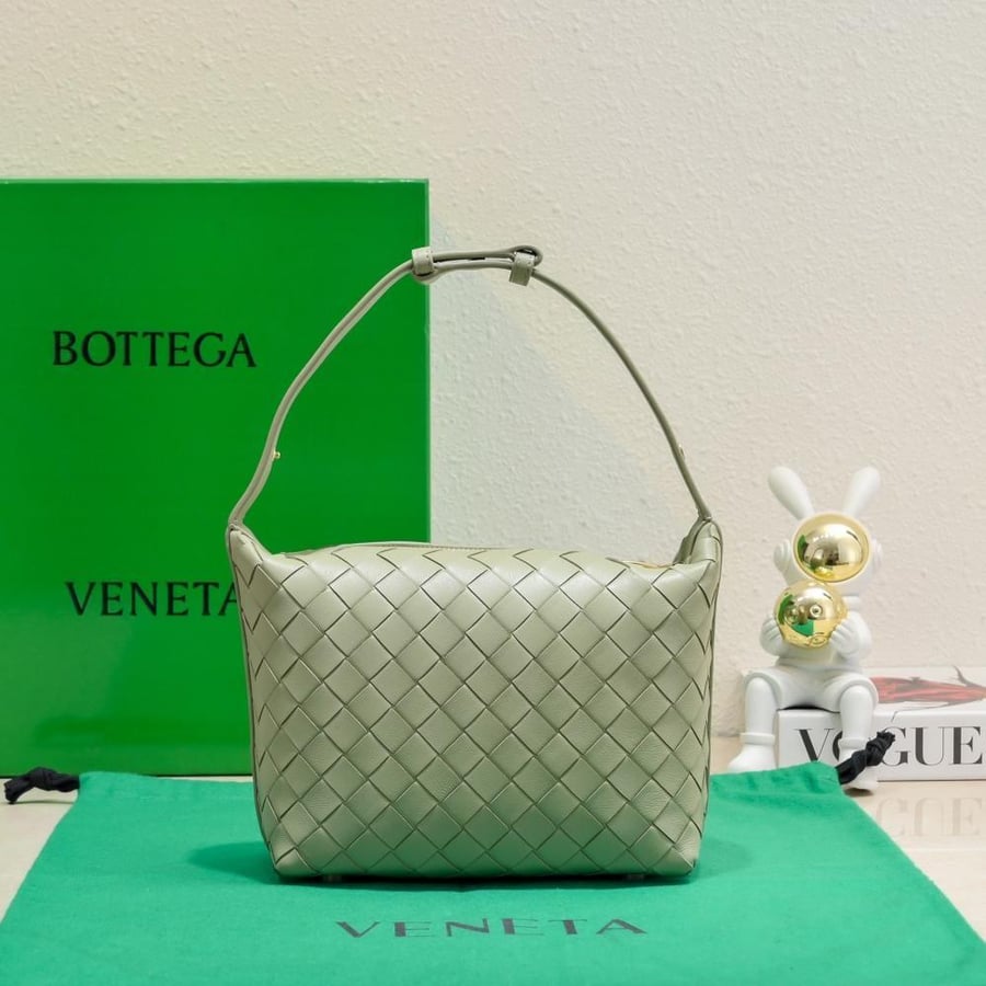 BV Wallace Shoulder Bag 22cm