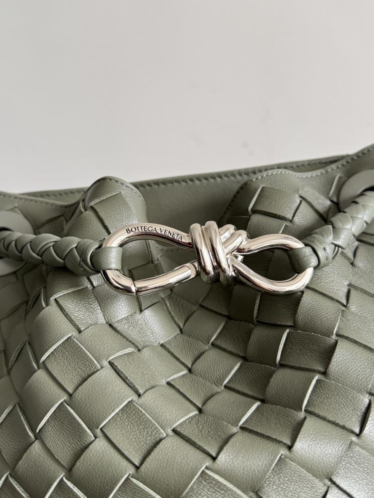Bottega Veneta Andiamo Woven Bucket Bag 18.5cm
