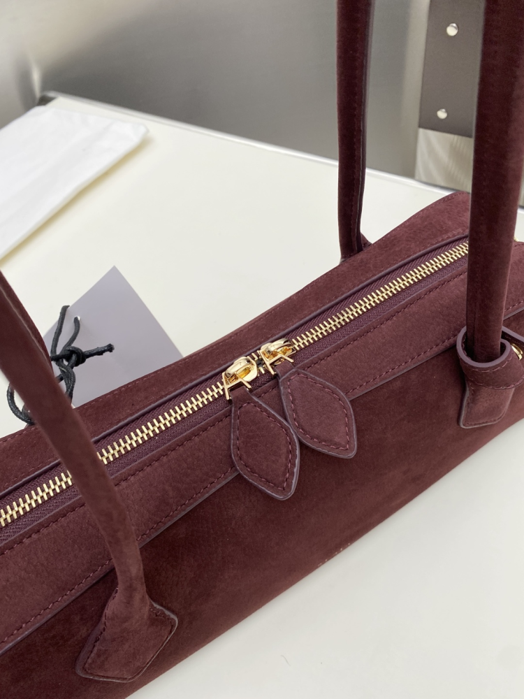 ALAÏA PARIS Le Teckel
