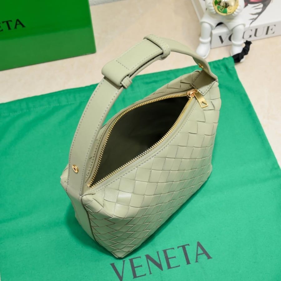 BV Wallace Shoulder Bag 22cm