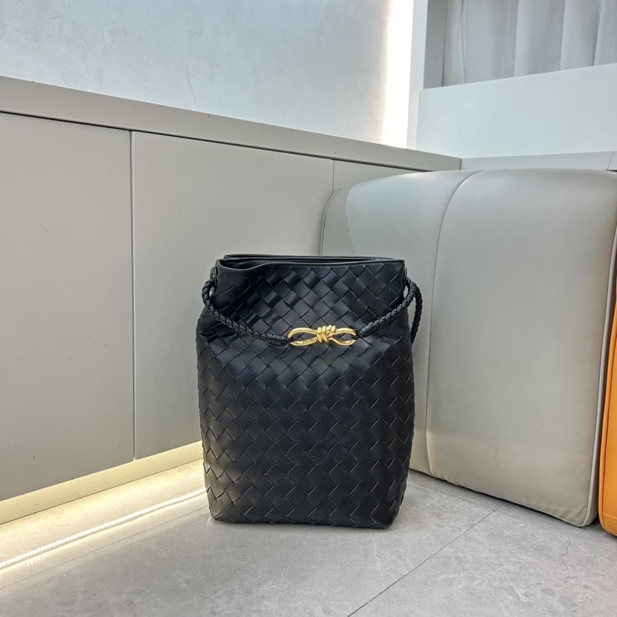 Bottega Veneta Andiamo New Bucket Bag 21cm
