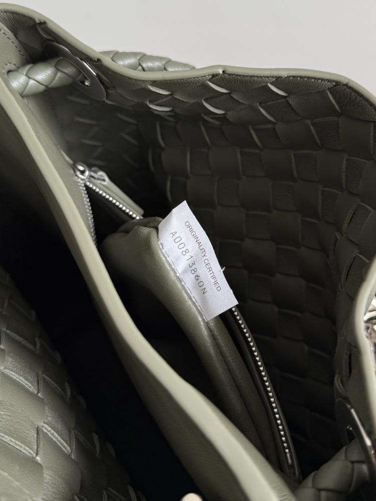 Bottega Veneta Andiamo Woven Bucket Bag 18.5cm