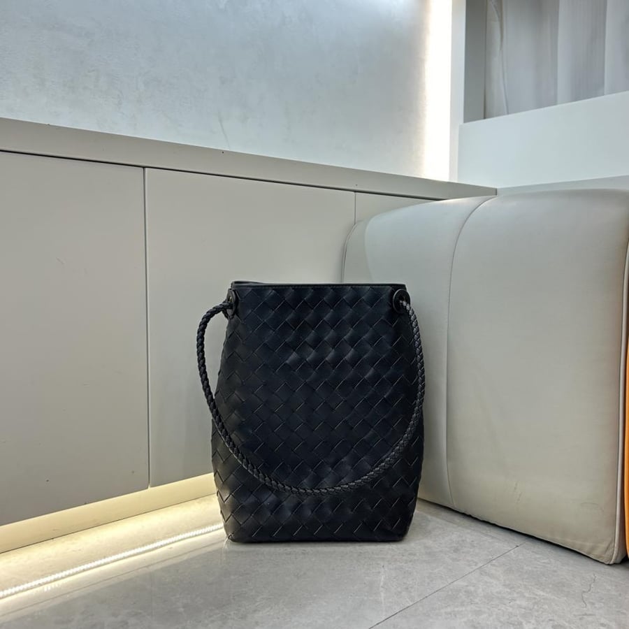 Bottega Veneta Andiamo New Bucket Bag 21cm