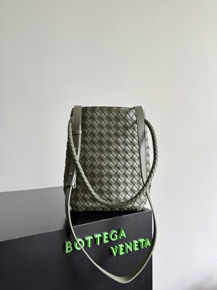 Bottega Veneta Andiamo Woven Bucket Bag 18.5cm