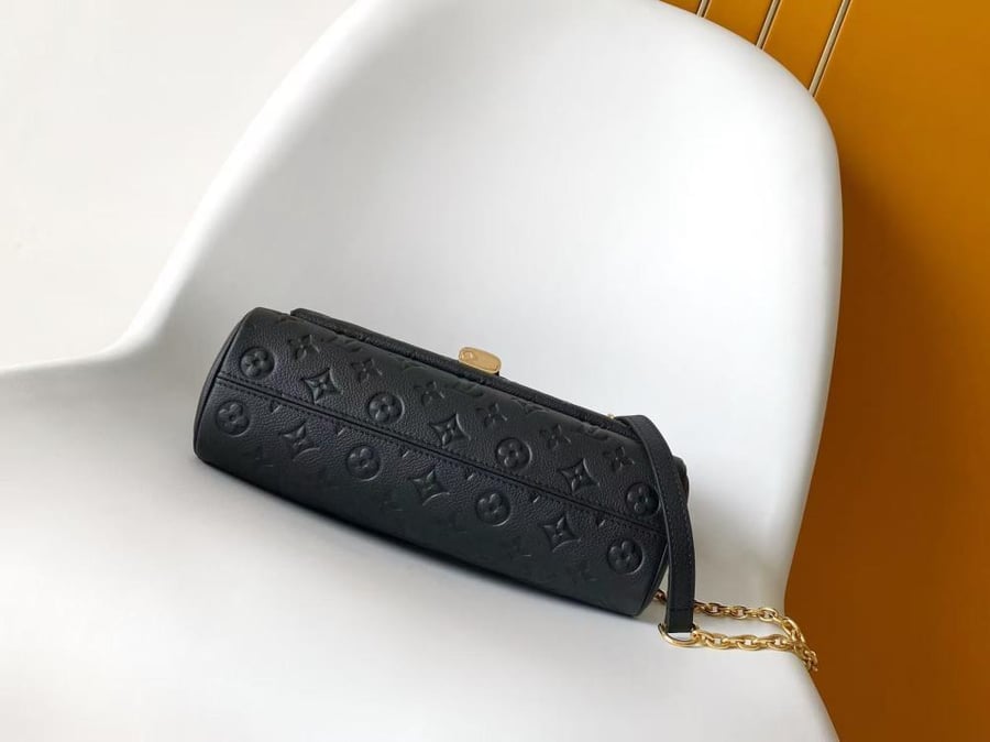 LV Lock Shoulder Bag 29.5*18.5*9.5cm