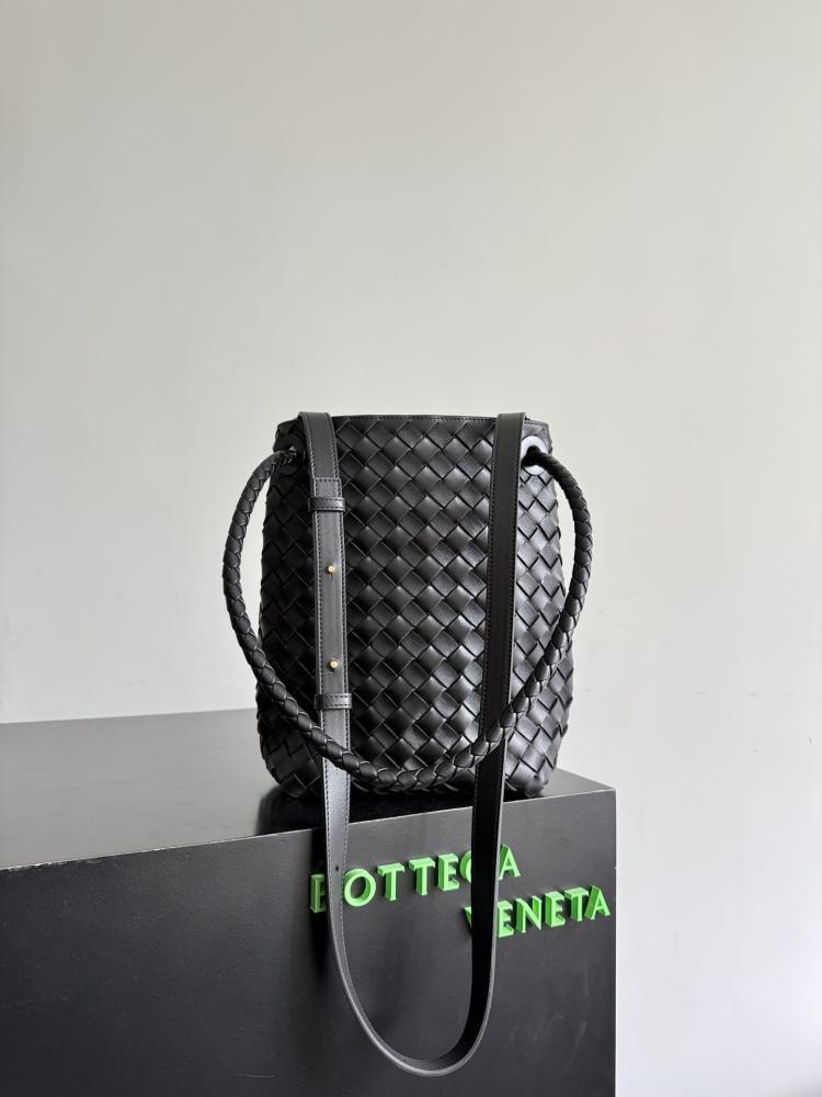 Bottega Veneta Andiamo Woven Bucket Bag 18.5cm