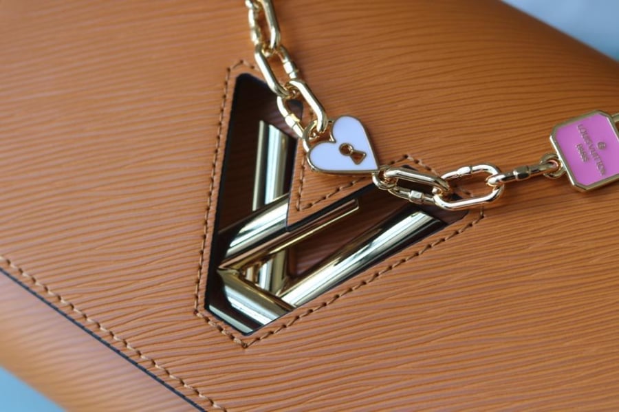 LV Twist Charms Chain 23cm