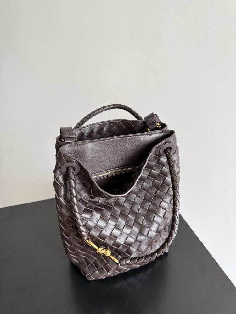 Bottega Veneta Andiamo Woven Bucket Bag 18.5cm