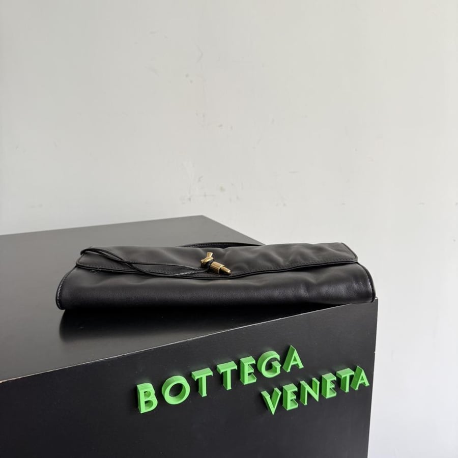 Bottega Veneta Andiamo Clutch 31cm