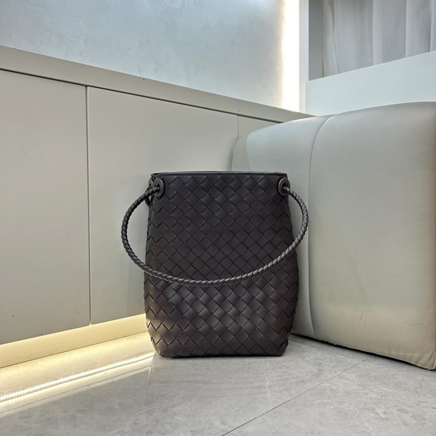 Bottega Veneta Andiamo New Bucket Bag 21cm