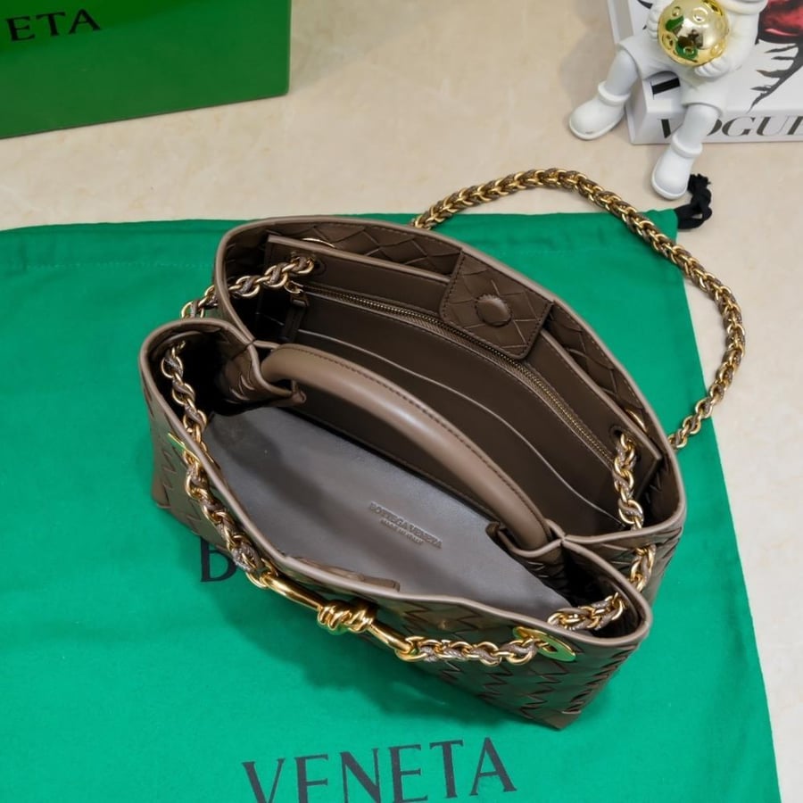 BV Small Andiamo Chain Bag 25cm