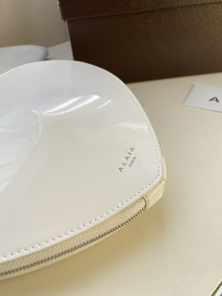 ALAÏA Le Cœur Bag