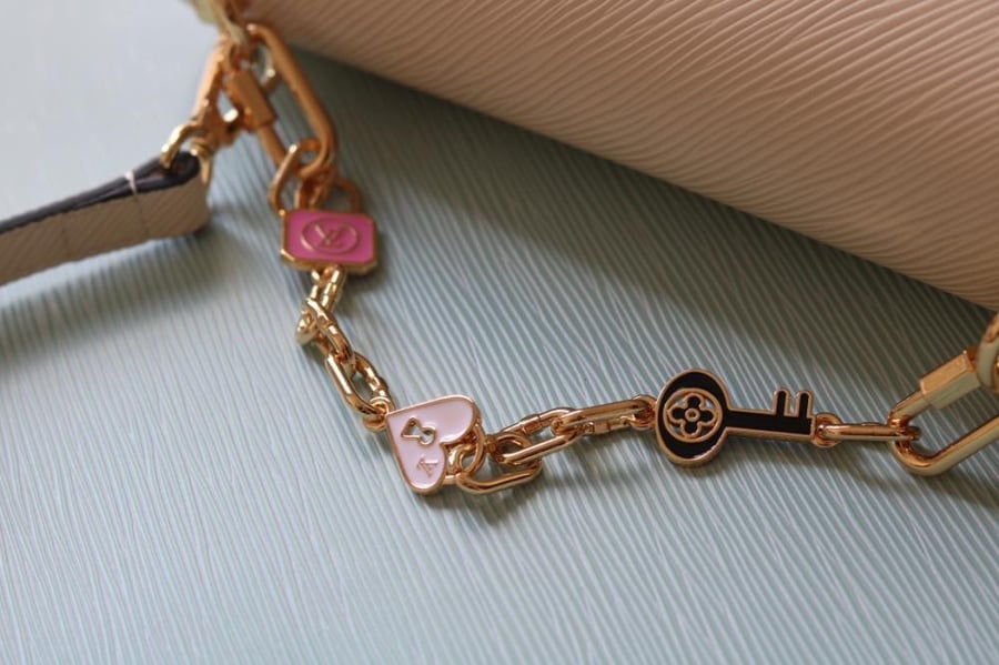 LV Twist Charms Chain 23cm