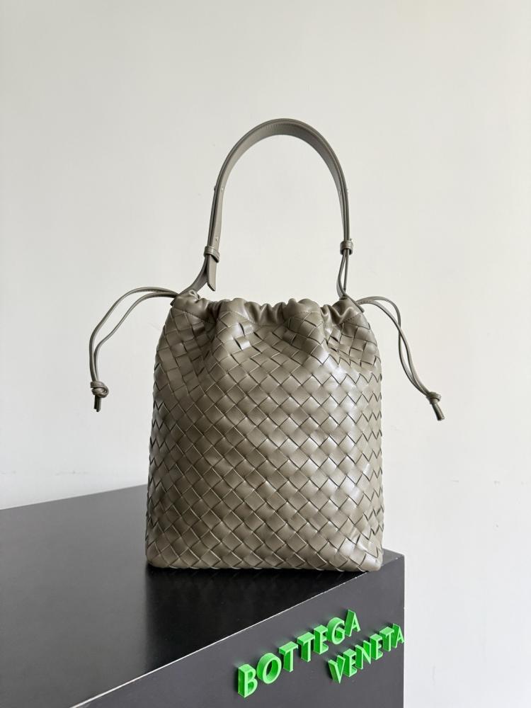 BV Biblioteca Bucket Bag 24cm