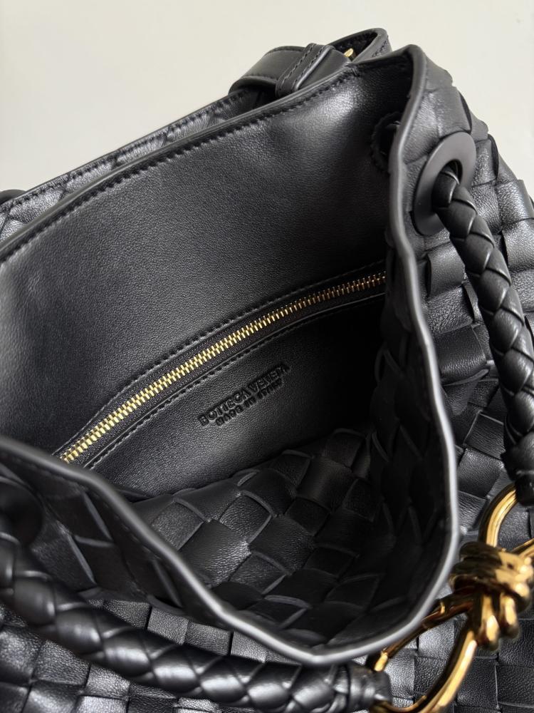Bottega Veneta Andiamo Woven Bucket Bag 18.5cm