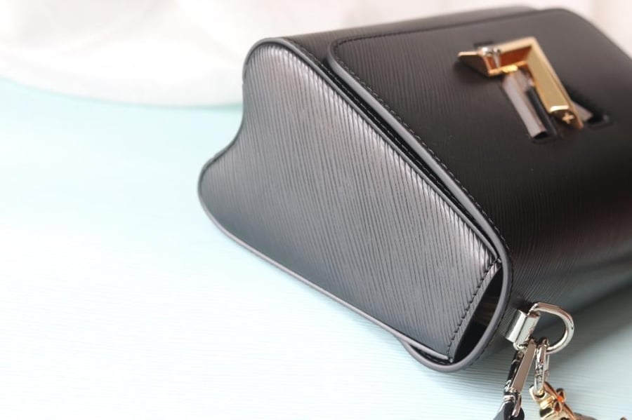 LV Twist Monogram Chain 23cm