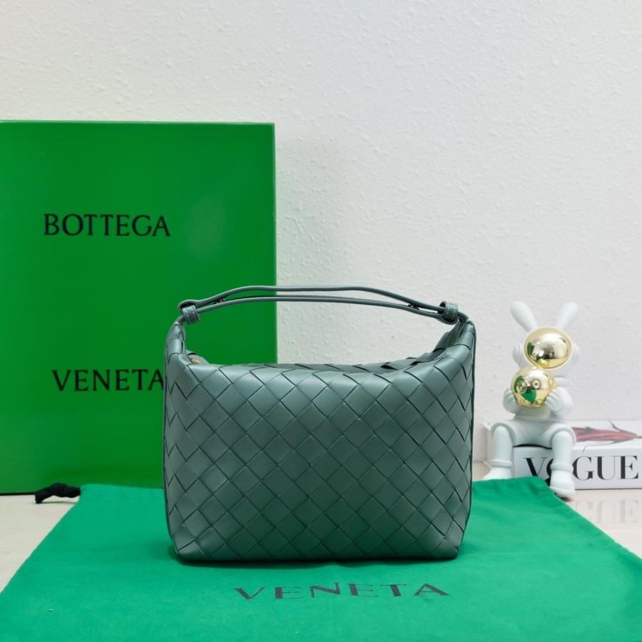 BV Wallace Shoulder Bag 22cm