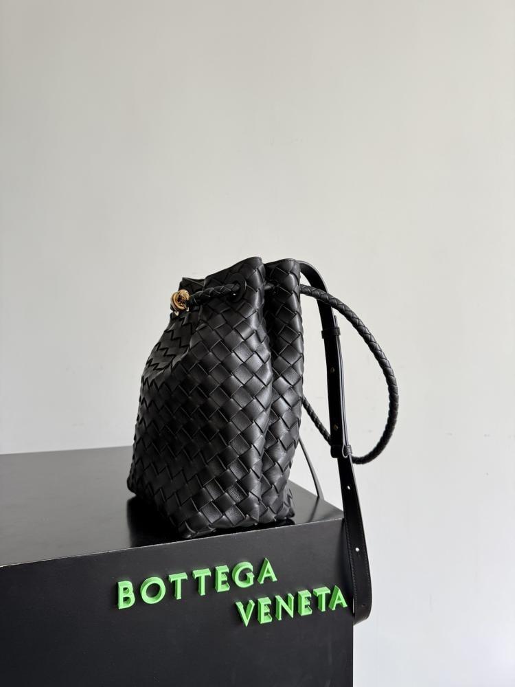 Bottega Veneta Andiamo Woven Bucket Bag 18.5cm