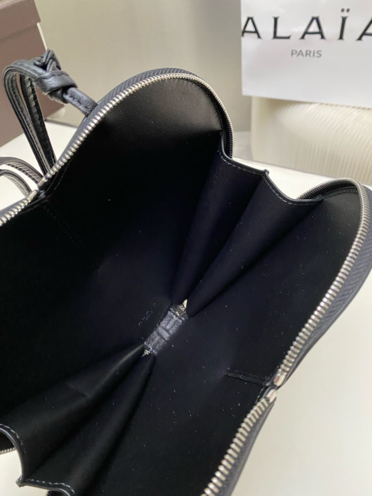 ALAÏA Le Cœur Bag