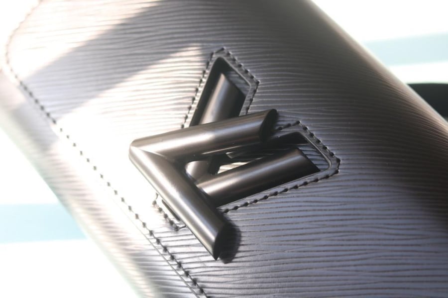 LV Twist East-West 23.5cm