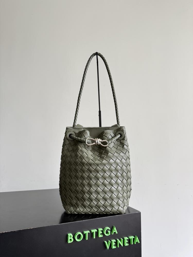 Bottega Veneta Andiamo Woven Bucket Bag 18.5cm