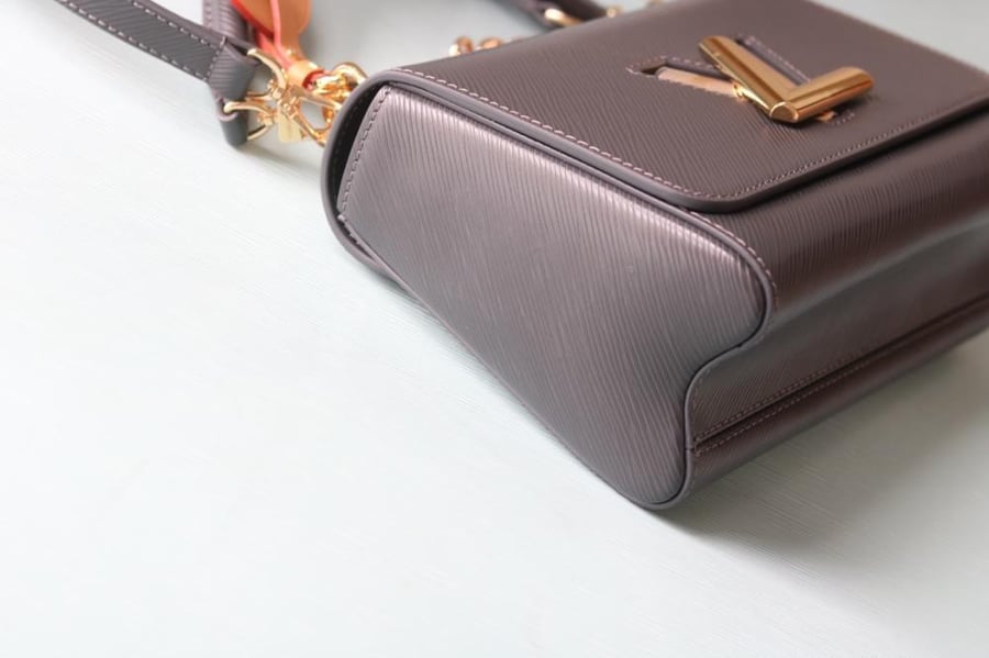 LV Twist with Luggage Tag 23cm