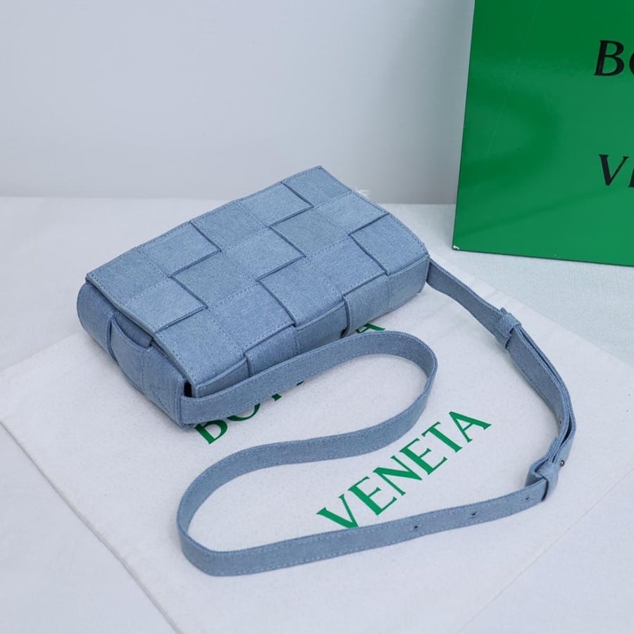 Bottega Veneta Cassette 15-Pint Intrecciato Bag 23cm