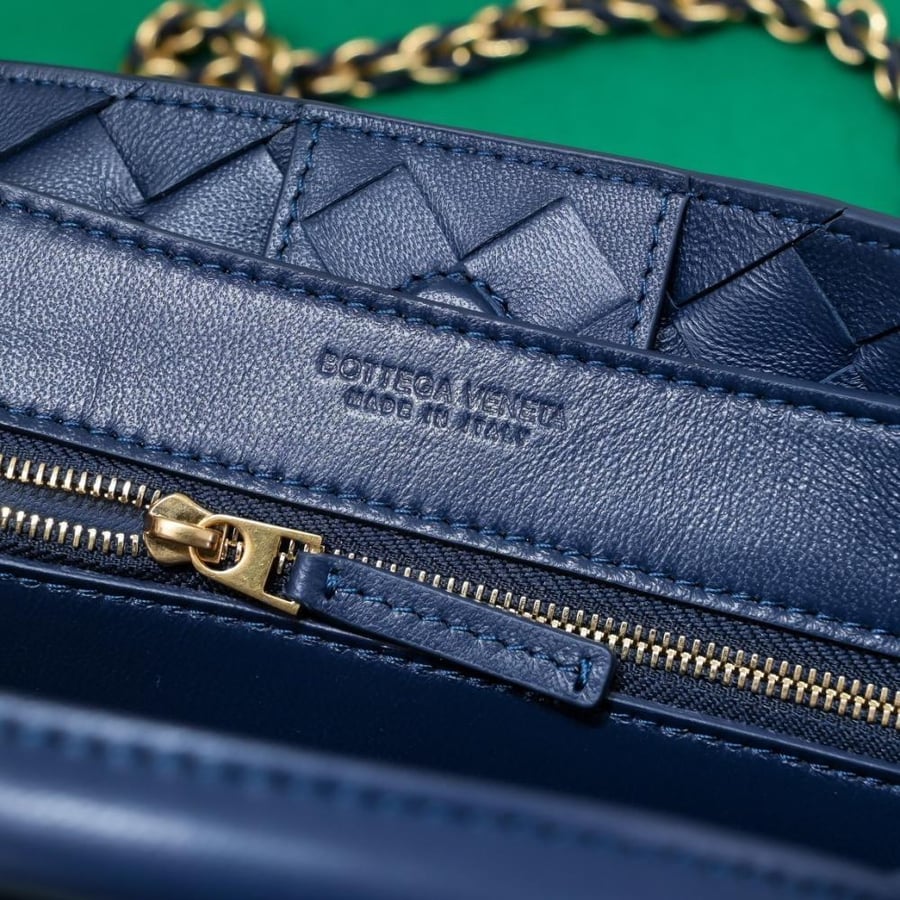 BV Small Andiamo Chain Bag 25cm