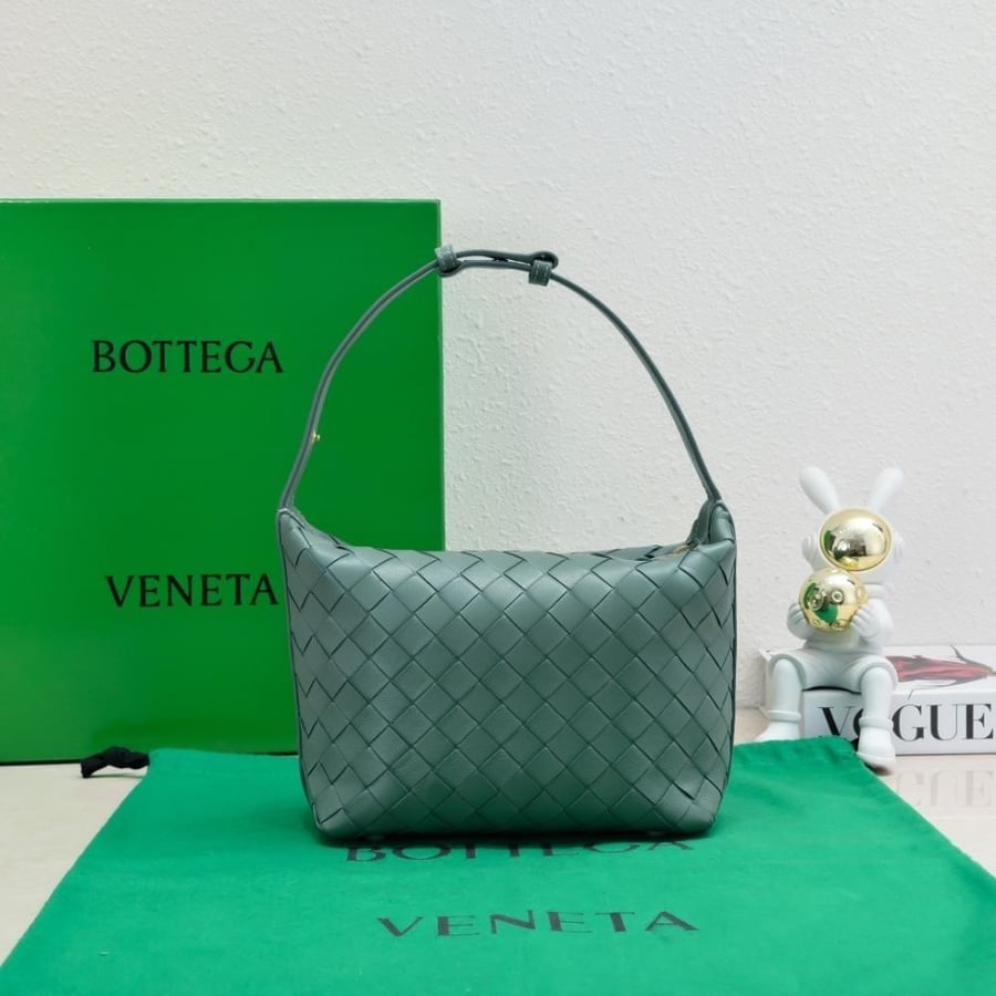 BV Wallace Shoulder Bag 22cm