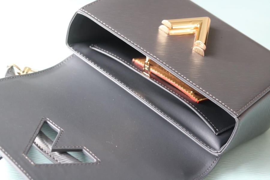 LV Twist with Luggage Tag 23cm