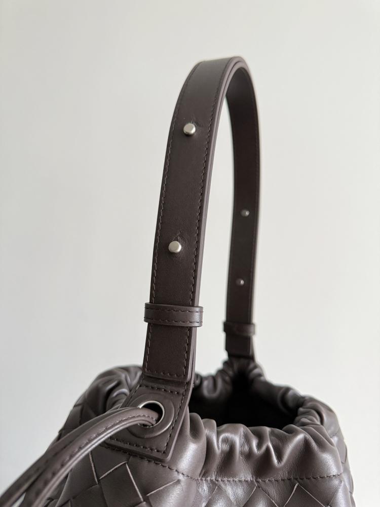 BV Biblioteca Bucket Bag 24cm