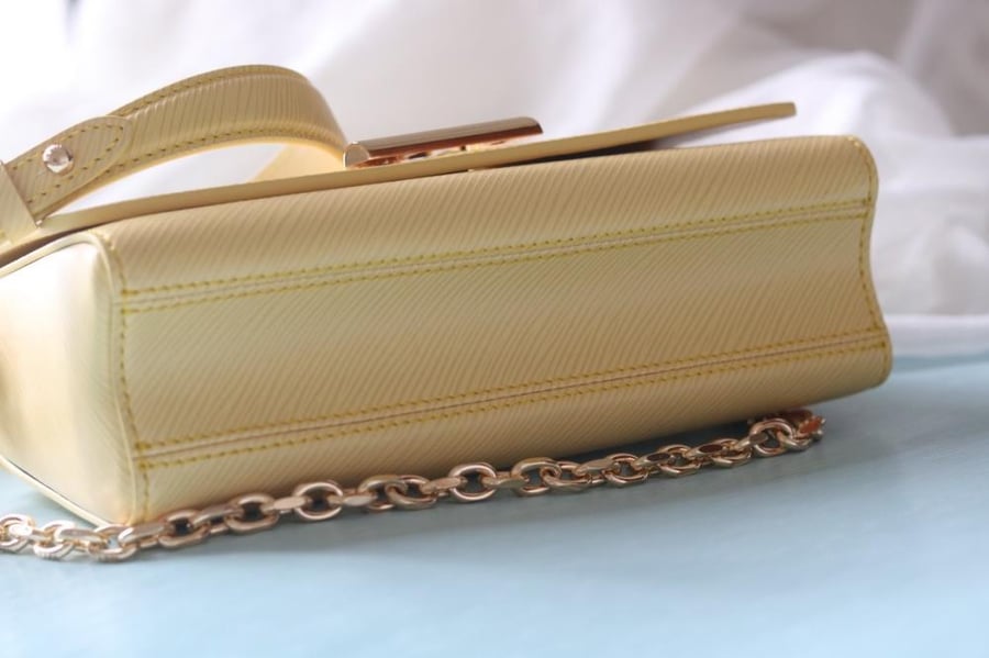 LV Twist East-West 23.5cm