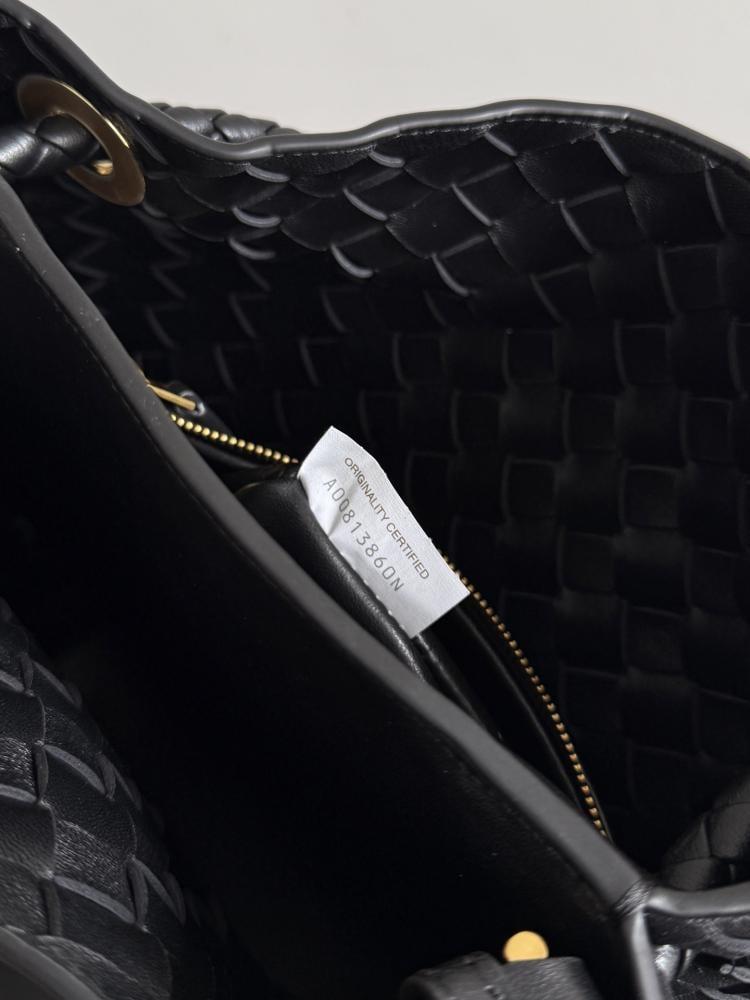 Bottega Veneta Andiamo Woven Bucket Bag 18.5cm